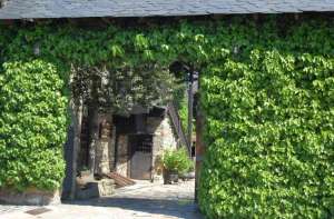 La entrada a La Moncloa de San Lázaro, en CACABELOS
